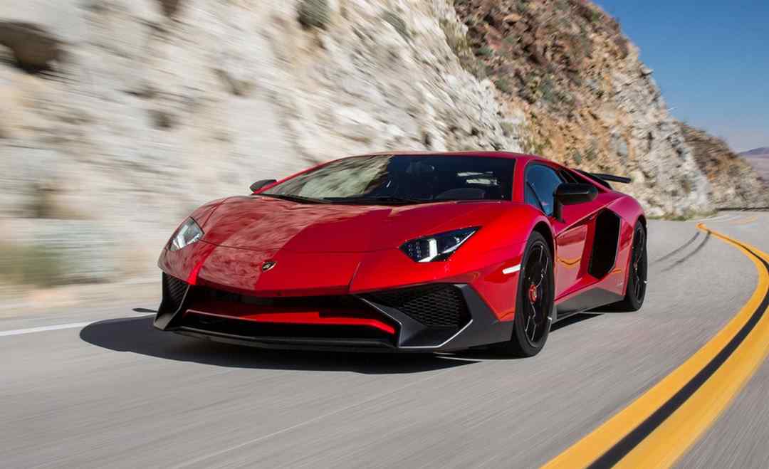 Lamborghini vận hành khá êm ái trong động cơ