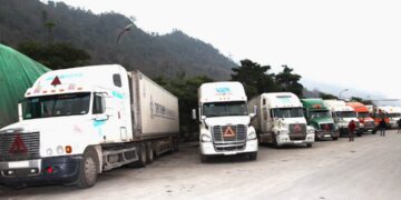 Lưu ý khi chạy gần xe Container để đảm bảo an toàn cho bạn